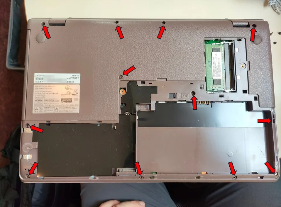 ネジを12本外す