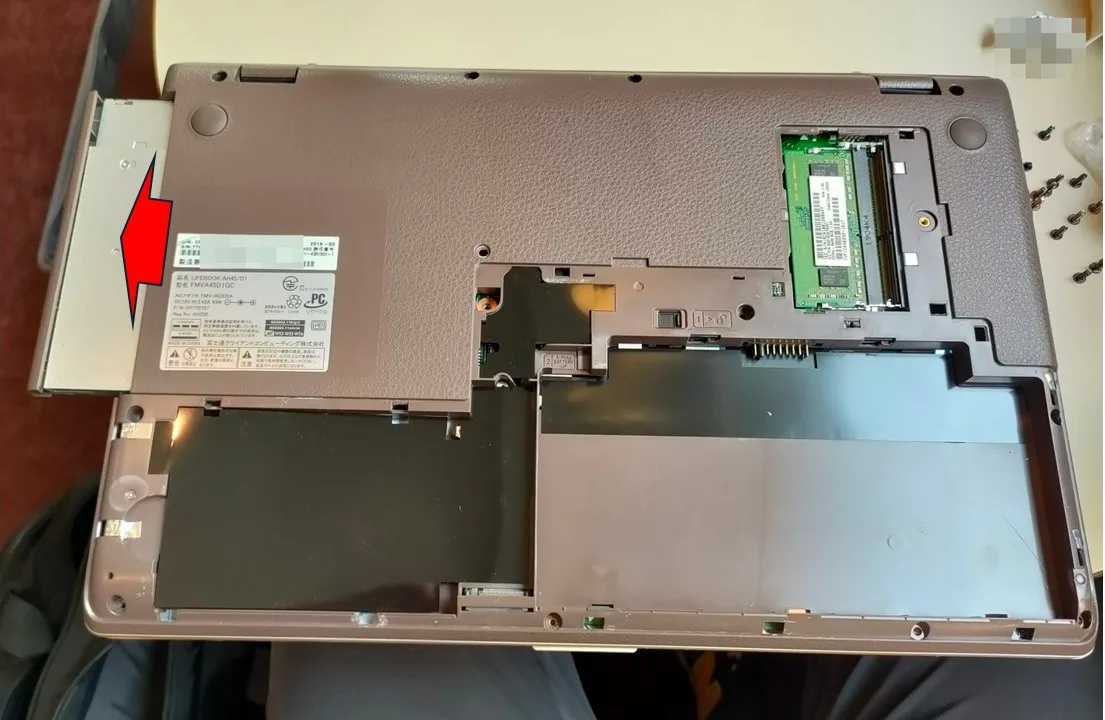 DVDドライブを外し、裏面全体のカバーを外す